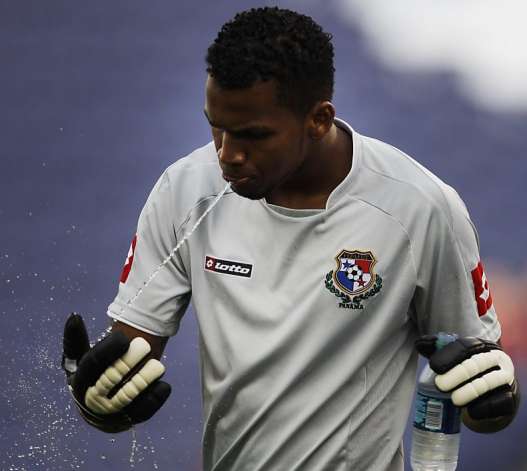 Panama goalkeeper spitting on gloves