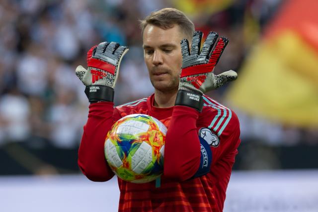 Manuel Neuer trying out catching techniques