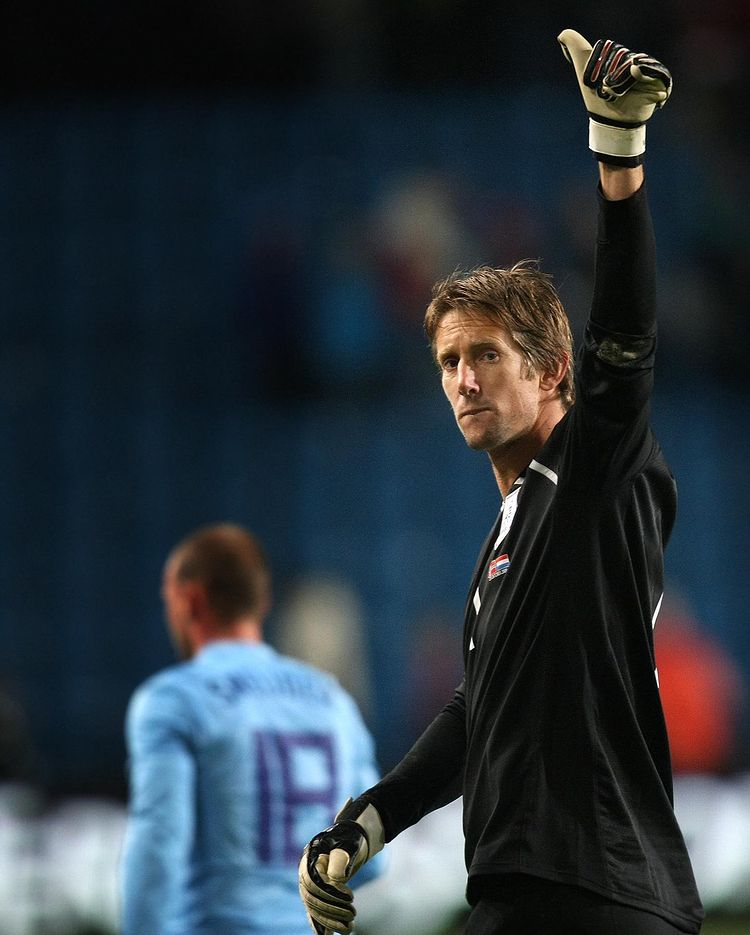 Edwin Van der Sar playing a game in his later years