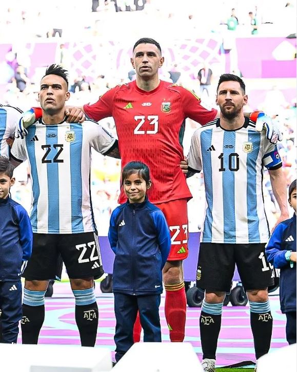 Dibu Martinez next to Messi, and Lautaro Martinez